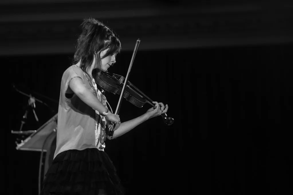 Retrato de Clara Etcheverry con su violín (foto de muestra)