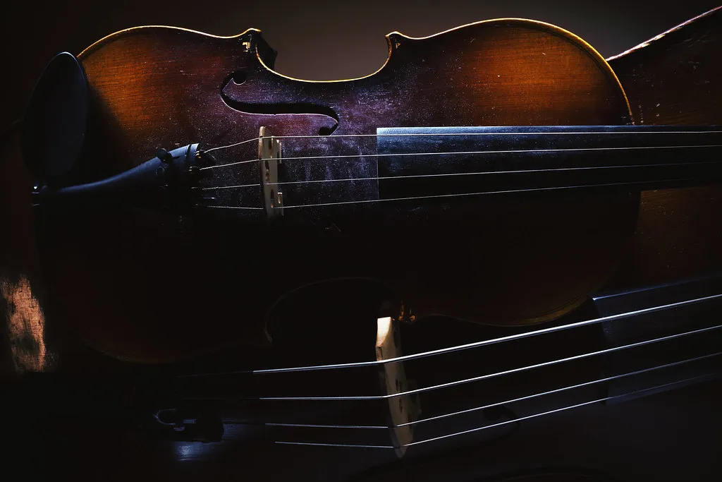 Detalle de violín y partitura (foto de muestra)