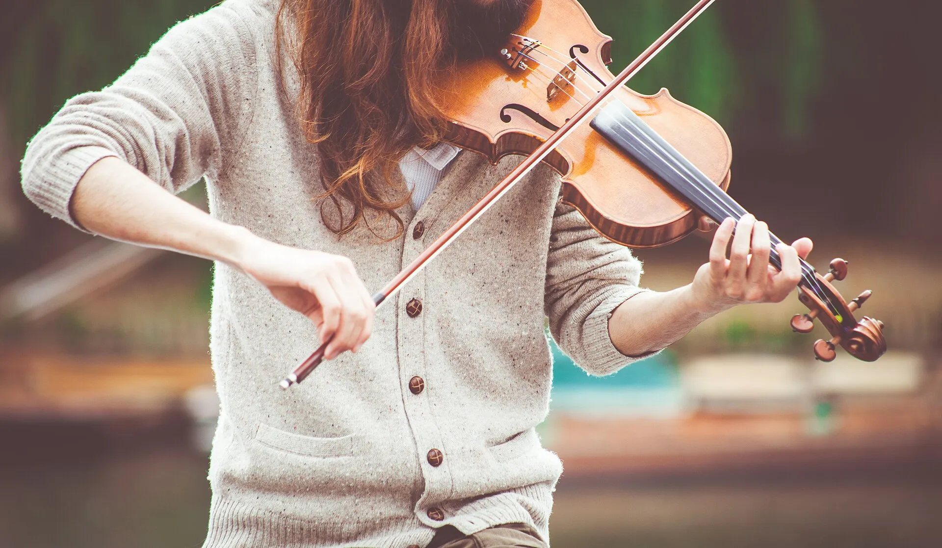 Clara Etcheverry en concierto, violín en mano (foto de muestra)
